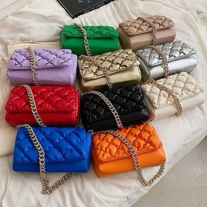 Tienda barata 90% de descuento en bolsos al por mayor Cartera de moda tasche Bolsos de hombro retro Bolsos de moda Tamaño bolsas para bolso de mujer dorado Marca de cuero pequeña de lujo Cadena de metal acolchada