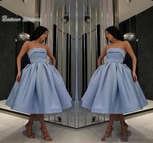 Goedkope strapless Homecoming jurk eenvoudige korte prom jurk blauwe thee lengte satijnen cocktailjurken op maat gemaakte feestjurken4529001