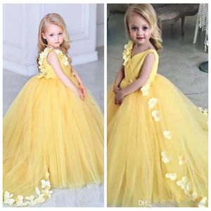 Goedkope v-hals nieuwe baljurk gele bloemenmeisjes jurken met bloemen versierd kindercommuniem feestjes op maat gemaakt