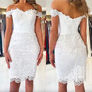 Vestido de cóctel con vaina blanca barata de los hombros botones cubiertos de la rodilla cubiertos vestidos de fiesta de fiesta cortos con apliques de encaje cuentas