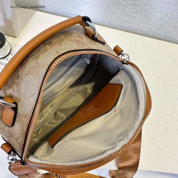 Pas cher en gros 50% de réduction sur les nouveaux sacs à main de créateur nouveau sac à bandoulière pour femmes couche simple et en relief ronde en cuir souple milieu