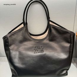 Barato al por mayor Liquidación limitada 50% de descuento en bolso Nuevo producto Popular en el bolso oscuro moderno y versátil Bolso cruzado digno en contraste Nicho femenino