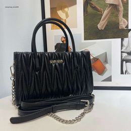 Pas cher en gros liquidation limitée 50% de réduction sac à main sac pour femme avec le sens du luxe nouvelle mode grande capacité bandoulière unique papillon