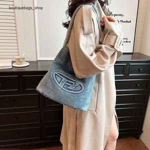 Pas cher en gros liquidation limitée 50% de réduction sac à main sac en denim de grande capacité pour les femmes dans le nouveau seau de style occidental à la mode épaule sous les bras