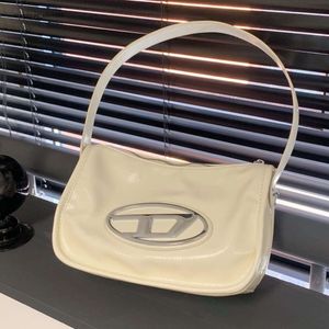 Pas cher en gros liquidation limitée 50% de réduction sac à main ce petit sac populaire pour les femmes nouvelle mode d'été polyvalent bandoulière simple épaule sous les bras carré