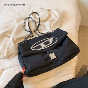 Pas cher en gros liquidation limitée 50% de réduction sac à main grande capacité en nylon toile chaîne sac d'errance pour les femmes à la mode et à la mode style fourre-tout simple