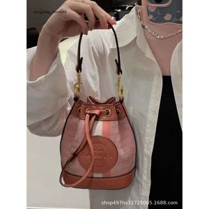 Alimentation en gros bon marché Limited 50% Discus sac à main Hong Kong Kong en cuir authentique Nouveau sac de seau de mode de haute qualité One épaule crossbody Handheld for Women