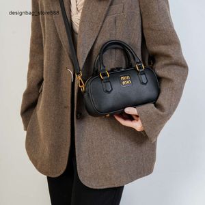 Barato Venta al por mayor Liquidación limitada 50% de descuento Bolso Mu Kou Light Luxury Boston Bolso pequeño Mujer Nueva moda Un hombro Crossbody Maillard French Crowd