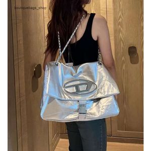 Pas cher en gros liquidation limitée 50% de réduction sac à main nouveau sac Dingdang sous les bras chaîne fourre-tout grande capacité tendance décontractée grande femme sacs à dos Wanderer