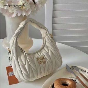 Pas cher en gros liquidation limitée 50% de réduction sac à main nouveau sac de nuage plié sous les bras de la famille Miao avec bandoulière unique en cuir croisé polyvalent