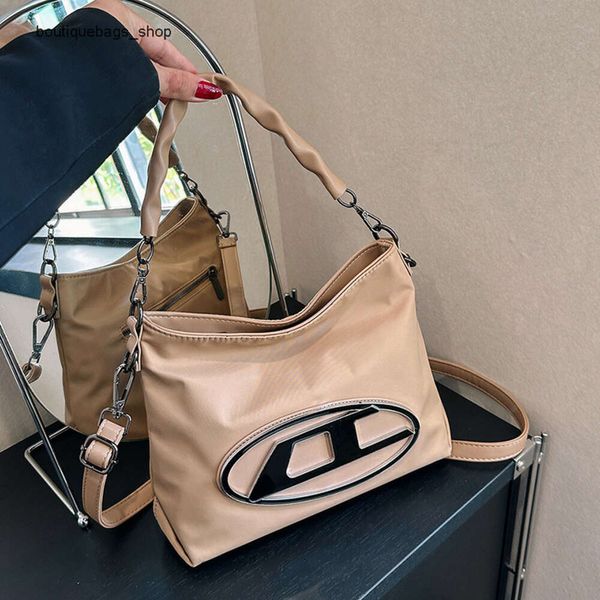 Pas cher en gros liquidation limitée 50% de réduction sac à main sac en tissu Oxford femmes automne et hiver nouveau fourre-tout haute capacité à la mode tendance décontracté porter sur l'épaule