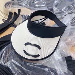 Barato para mujer diseñador carta de cuero viseras de paja superior sol triángulo invertido sombrero de punto gorra para hombres mujer ala ancha cubo de verano sombreros de playa al aire libre