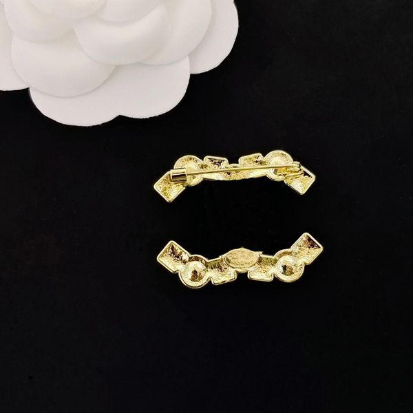 A cuadros Mujer Prendedores Diseñador Broche Marca Sello Diamante Perla Vestido Accesorios Ropa Cristal Joyería Moda Perla 18K Chapado en oro Para hombre Doble letra