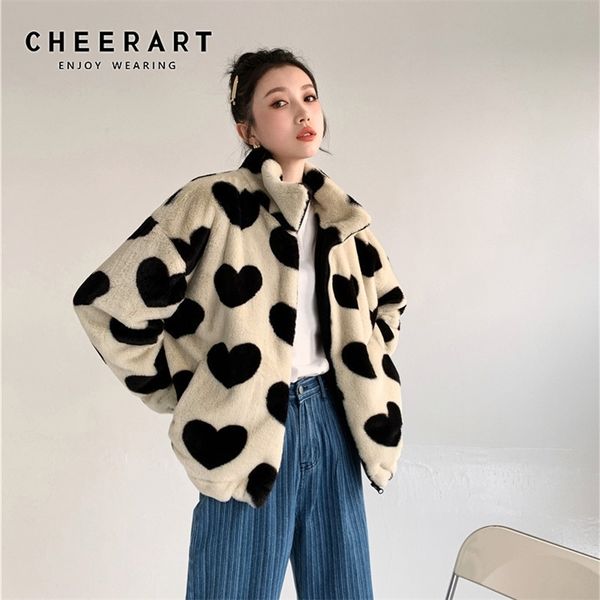 CHEERART Beige Fausse Fourrure Manteau Femmes Coeur Imprimer Sherpa Kawaii Veste Polaire Mignon Hiver Vêtements De Vêtements De Mode Coréenne 210816