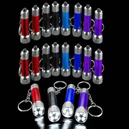 Keychains de lampe de poche de cheerleading 24 Pack Pack Colored Portable Plastic Lampes de poche pour le camping Activités extérieures Outil d'urgence P230816