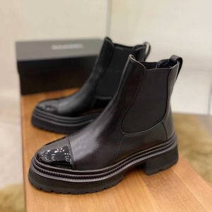 Botas Chelsea Media bota Zapatos altos Botas de caballero Nueva plataforma de tobillo de cuero negro Botines planos redondos sin cordones Diseñador de lujo grueso para mujeres Tacón grueso con caja