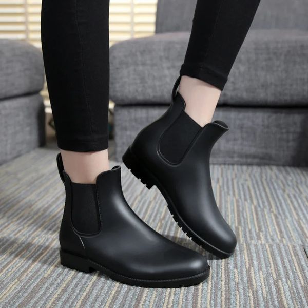 Chelsea chaussures de pluie femme cheville bottes de pluie bottes en caoutchouc chaussures d'eau antidérapantes femme galoches surbotte pour adulte 240228