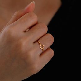 Molécule chimique Les femmes en acier inoxydable sonnent neuves dans les biomolécules hexagonales structure des anneaux de doigt des bijoux minimalistes