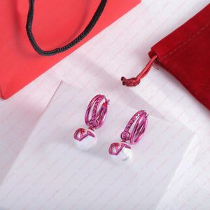 Kersenroze pareloorknopjes voor dames. Merk designer oorbellen. Valentijnsdag huwelijkscadeau ontwerper sieraden.