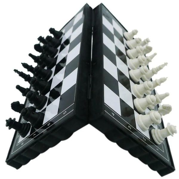 Jeux d'échecs 1set Mini échecs internationaux pliant magnétique en plastique échiquier jeu de société Portable enfant jouet Portable Drop 231031