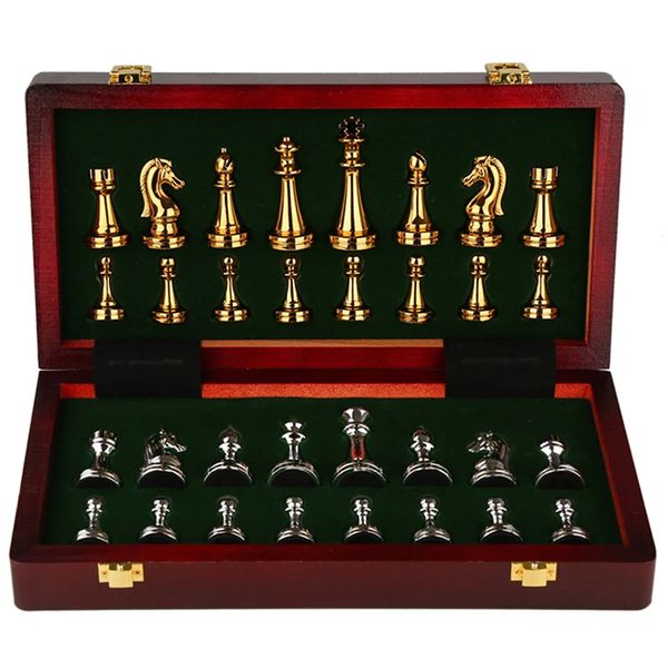 Juegos de ajedrez Juego de ajedrez medieval de metal con tablero de ajedrez de madera de alta calidad para adultos y niños 32 piezas de ajedrez de metal Juego familiar Juguete de regalo 231031