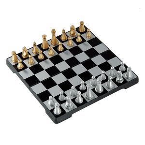 Juegos de ajedrez Portátil de viaje Tablero de ajedrez de plástico magnético Juego de juegos de mesa plegable Juego de ajedrez internacional duradero Juego de juguetes educativos para niños 230711