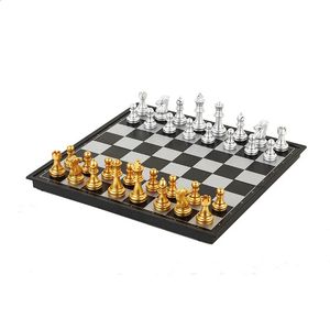 Jeux d'échecs Portable voyage magnétique en plastique échiquier plié Table jeux ensemble Durable International jeu d'échecs ensemble enfants jouets éducatifs 231118