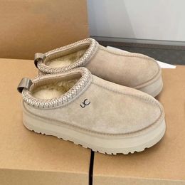 Kastanjebont slippers: gezellige pantoffels van schapenvacht voor heren en dames van Trend_shoes