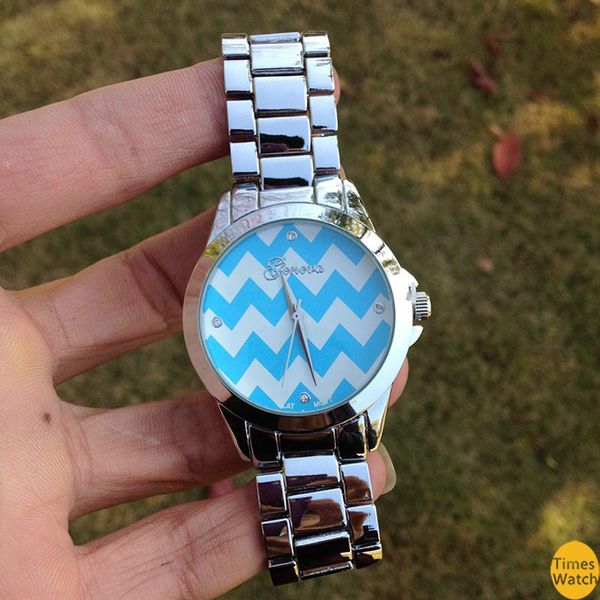 Reloj de pulsera de oro Chevron Tendencia perfecta en un hermoso reloj con estampado de chevron de colores