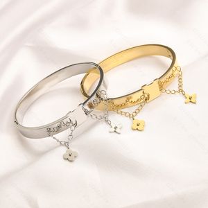 Bracelet à breloques chic de créateur avec lettres imprimées en or pour femme – Bijoux de mariage de luxe en acier inoxydable plaqué or 18 carats, cadeau d'amour parfait pour une fête, un mariage, un anniversaire