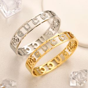 Brazalete de oro de marca de moda de diseñador elegante para mujer, joyería de boda de lujo de acero inoxidable chapado en oro de 18 quilates con estampado de letras en forma de corazón, perfecto como regalo de amor