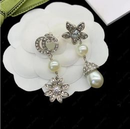 Chique ontwerper witte parel hanger bungelen kroonluchter oorbellen asymmetrische brief diamanten oorbel stud voor vrouwen feestcadeau sieraden