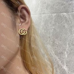 Chique dubbele letter charme oorbellen met officale emed postzegelstudenten dangler voor dames feestverjaardag oordesigner sieraden in elkaar grijpende stud