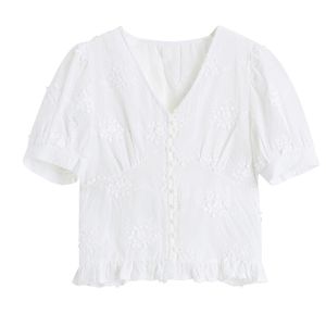 Chemisier en dentelle de broderie chic femmes été découpe vintage français col en V chemise blanche élégante à la mode à volants bouton perle Blusas 210515