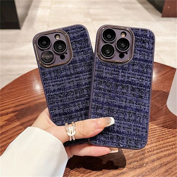 Coque en tissu Chic pour iPhone, compatible modèles 15, 11 Pro Max, 12, 13, 14 Pro Max, 14 Plus, grille de protection d'appareil photo en métal, housse en fourrure brodée d'hiver