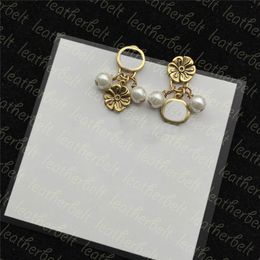 Chic Flower Ear Stud Designer Letter Pendientes Mujeres Party Pearl Earring Retro Gold Ear Jewelry con caja