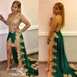 Chic Or Appliques Dentelle Haut Bas Robes De Bal 2018 Sheer Manches Longues Col En V Profond Vert Satin Perles Piste Celebrity Robe De Soirée Robes