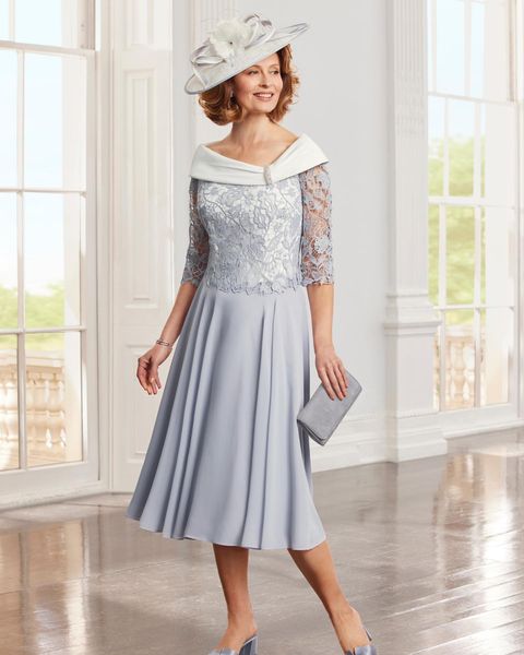 Vestidos de madre gris elegante de la novia Bateau Neck Lace Apliquado Vestido de invitado de la boda Longitud de té Plisan