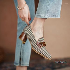 Chique houndstooth geruite blok vierkante houten hoge hakken pompen schoenen voor vrouwen retro-stijl gouden metalen ketting kantoor schoenmaat 33-40