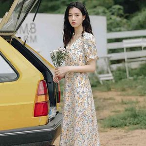 Chique Koreaanse stijl Casual Short Puff Sleeve Vrouwen Floral Jurk V-hals Vouwen Zomer Maxi Mode Chiffon Vrouwelijke Robe 210521