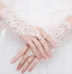 Chic en dentelle appliquée Gants de mariage courts gants sans doigts pour femmes mariée blanc ivoire perle Luva de Noiva accessoires de mariée al79091195