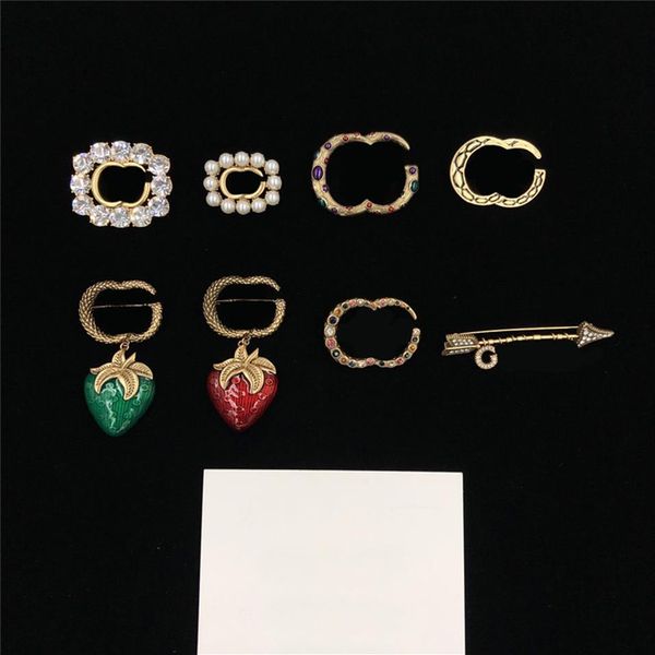 Épinglettes Chic pour femmes, Double lettre en diamant, pendentif fraise, broche en strass, bijoux avec boîte cadeau 277Q