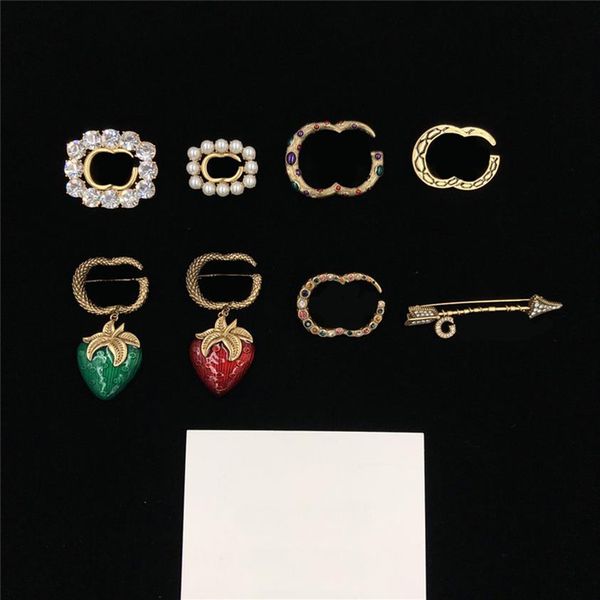 Épinglettes Chic pour femmes, Double lettre en diamant, pendentif fraise, broche en strass, bijoux avec boîte cadeau 292h