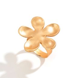 Chic Metal Petal Shape Matte anneaux pour les femmes à la mode fleur ouverte coiffe des anneaux ajustés filles y2k bijoux mignon