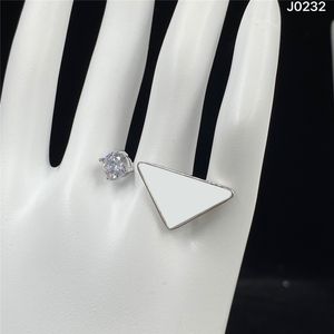 Chique Metalen Driehoek Diamanten Ring Vrouwen Kristal Letter Ringen Strass Open Ring Voor Feest Datum Met Geschenkdoos