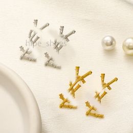 Boucles d'oreilles de créateurs minimalistes chics avec un design géométrique en or en forme de titane en forme de Y, parfait pour les fêtes de mariage et les vêtements quotidiens