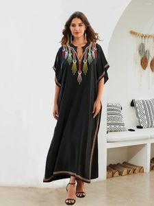 Broderie chic premium en V en V plus profond plus taille noire Kaftan 2024 Couvre-mail de maillot d'été pour femmes élégante plage maxi robe Q1633