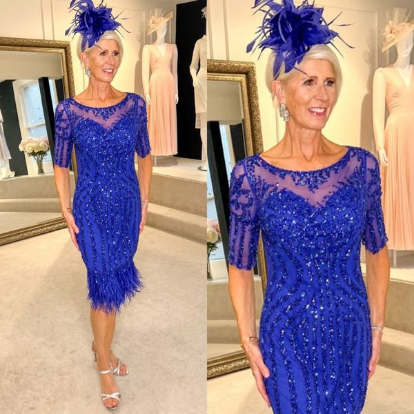 Chic bleu royal mère de la mariée robes encolure dégagée manches courtes paillettes robe d'invité de mariage plumes longueur genou gaine robe de mère