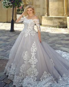 Chic Argent Tulle Une Ligne Robes De Mariée Avec Des Appliques De Dentelle Ivoire Demi Manches Jardin Robes De Mariée Illusion Retour Boutons Robe De Mariée Élégante Sur Mesure