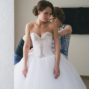 Elegante vestido de novia de tul blanco con escote corazón, vestido de novia con tren de barrido, diamantes de imitación, vestidos de novia con cuentas, encaje en la espalda, asequible